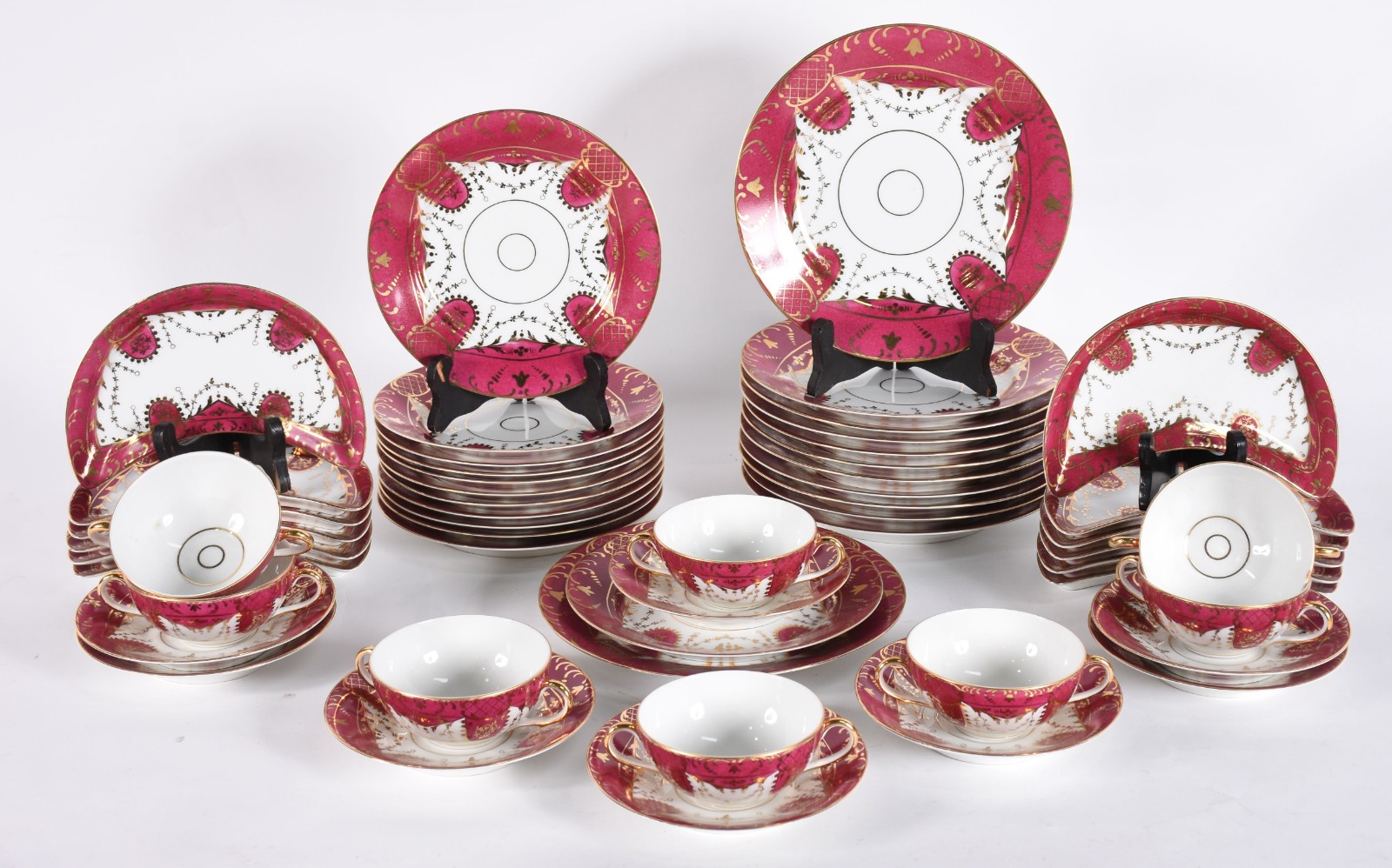 Aparelho de porcelana portuguesa Vista Alegre, bordas na cor rosa com... - foto 1 de 6