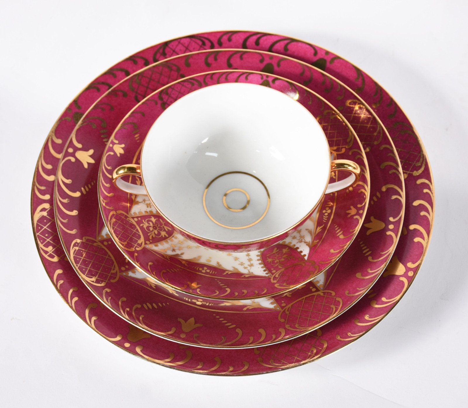 Aparelho de porcelana portuguesa Vista Alegre, bordas na cor rosa com... - foto 3 de 6