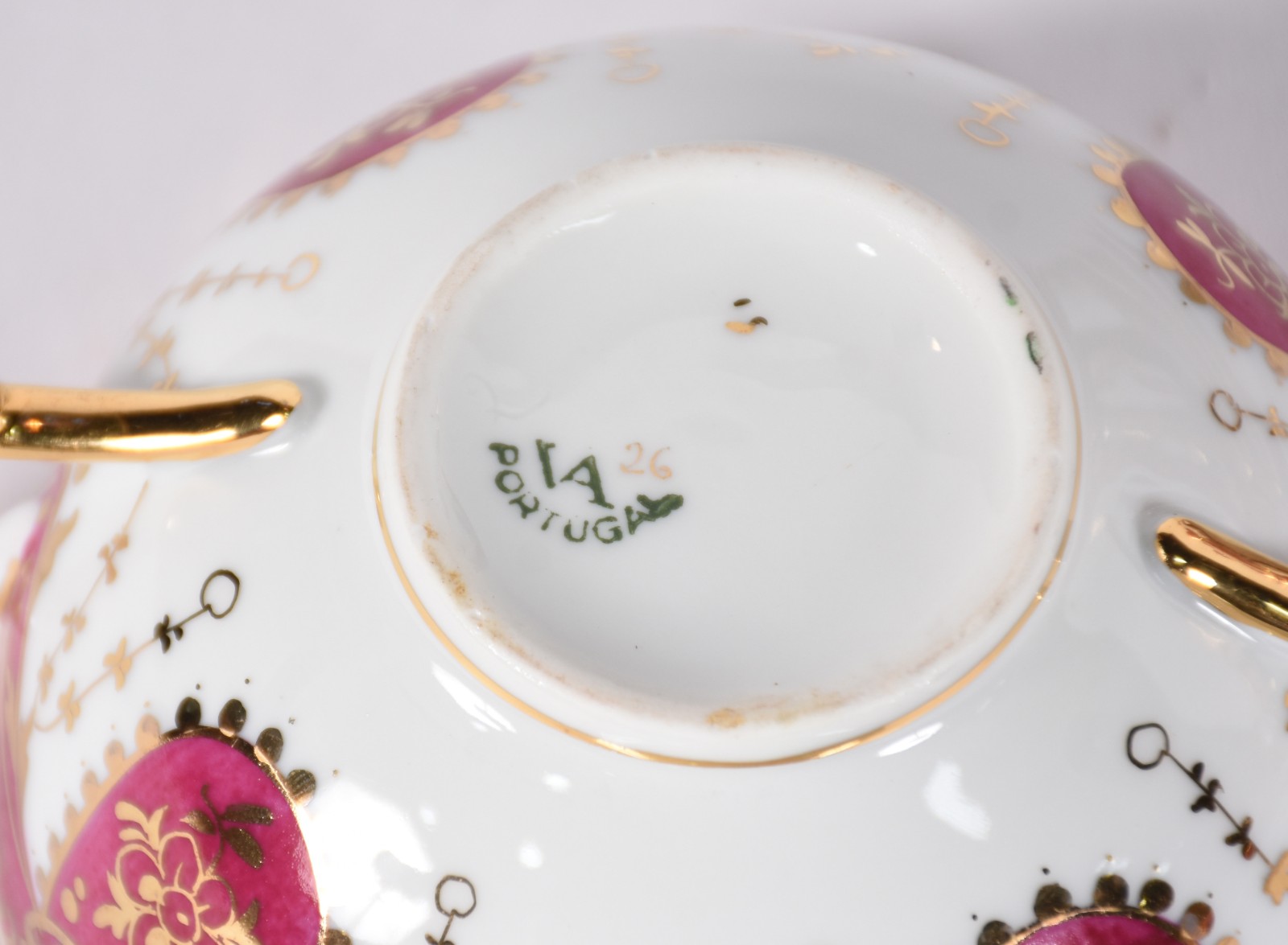 Aparelho de porcelana portuguesa Vista Alegre, bordas na cor rosa com... - foto 5 de 6
