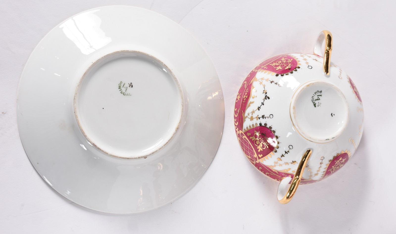 Aparelho de porcelana portuguesa Vista Alegre, bordas na cor rosa com... - foto 6 de 6