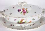 Sopeira com presentoir de porcelana da Bavaria,... - Sopeira com presentoir de porcelana da Bavaria, decoração floral em policromia.