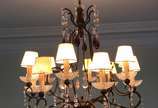 Lustre de cristal para 12 luzes com estrutura d... - Lustre de cristal para 12 luzes com estrutura de metal dourado e pingentes lapidados.