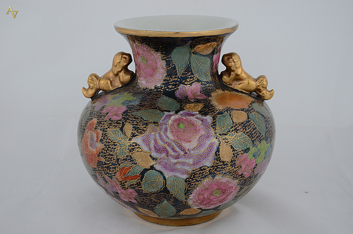 Vaso chinês de porcelana policromada, altura 21 cm.