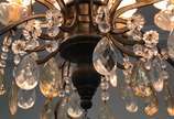 Lustre de cristal para 12 luzes com estrutura d... - Lustre de cristal para 12 luzes com estrutura de metal dourado e pingentes lapidados.