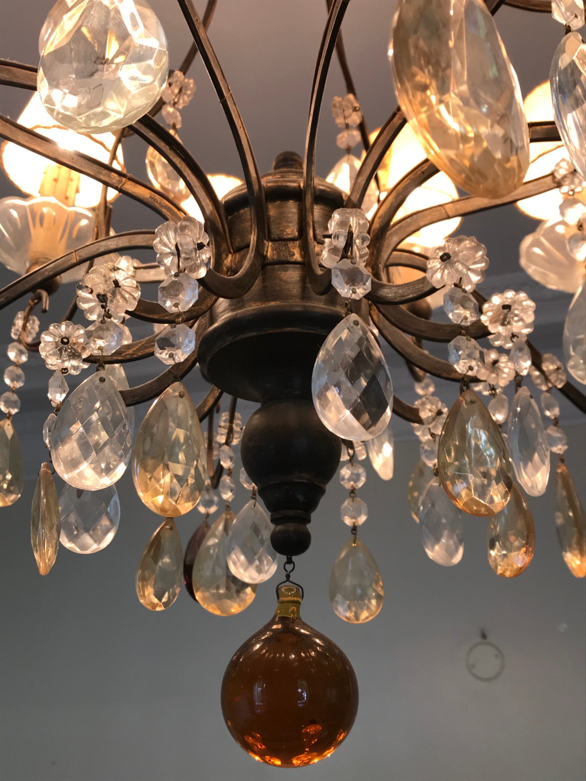 Lustre de cristal para 12 luzes com estrutura de metal dourado e... - foto 2 de 4