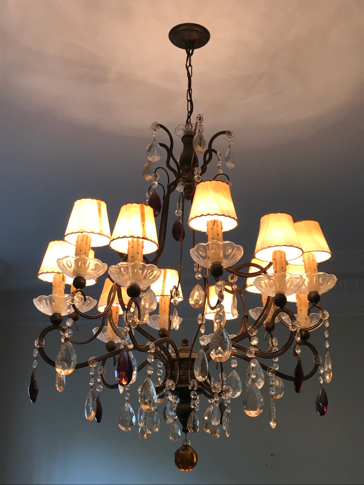 Lustre de cristal para 12 luzes com estrutura de metal dourado e... - foto 3 de 4