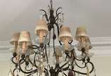 Lustre de cristal para 12 luzes com estrutura d... - Lustre de cristal para 12 luzes com estrutura de metal dourado e pingentes lapidados.