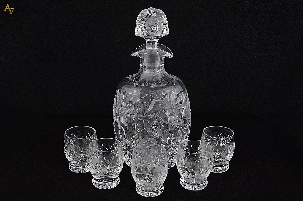 Licoreira com cinco copinhos de cristal lapidado. Altura da garrafa...