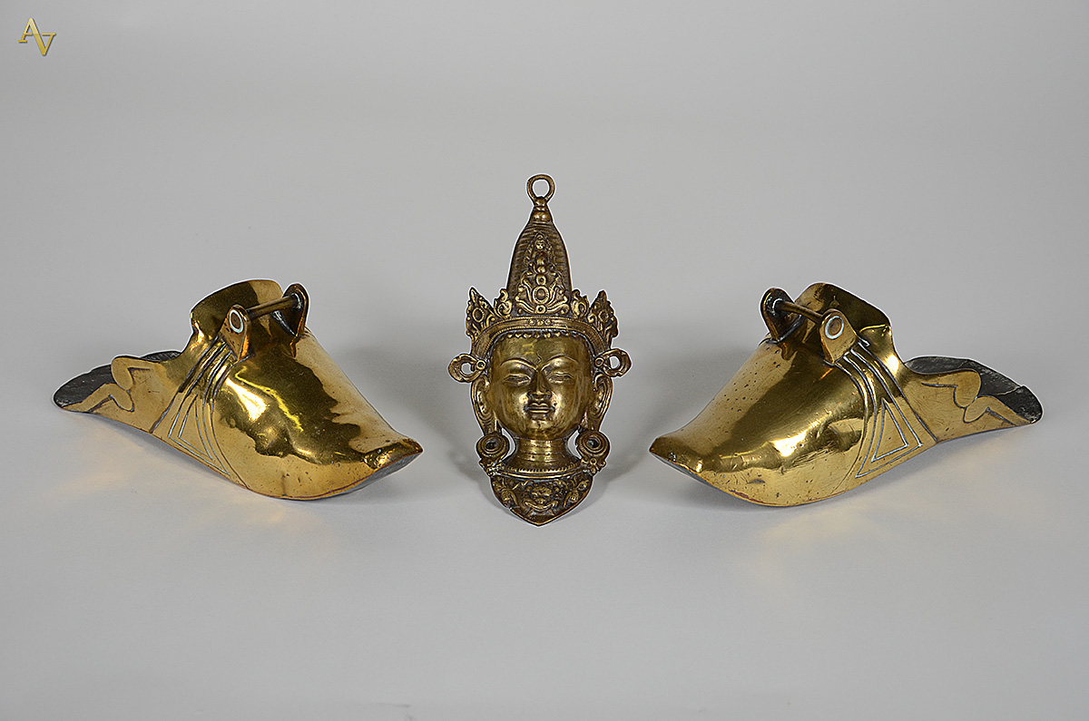 Tres peças diversas de metal dourado, sendo Par de sapatas de metal e...