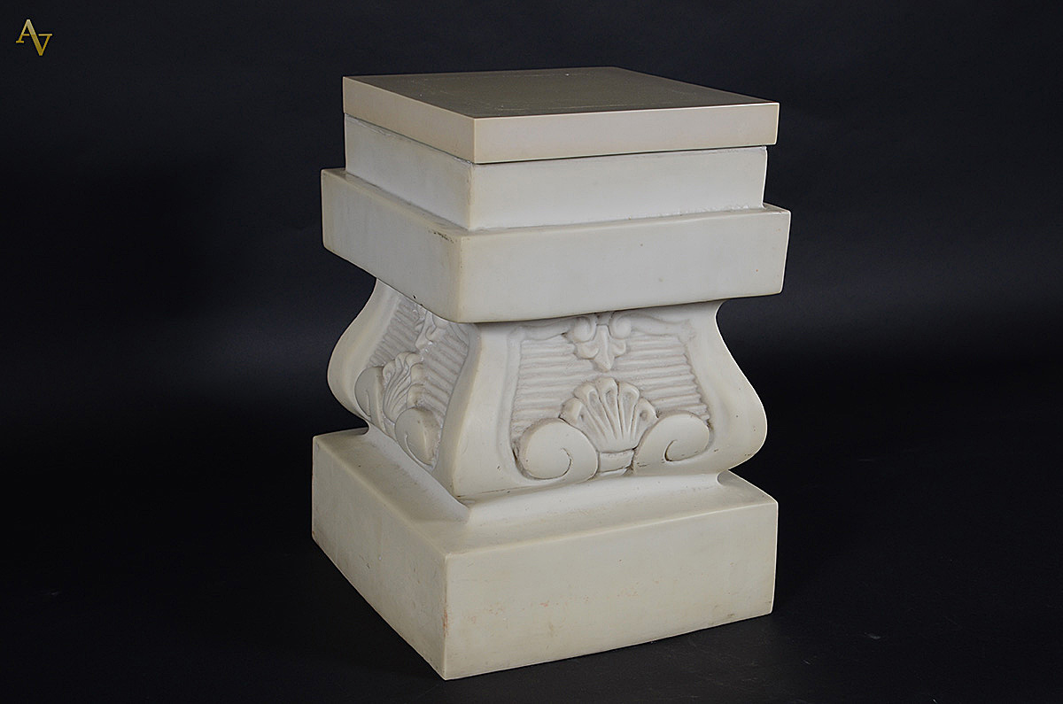 Coluna baixa de resina para escultura, medidas 33 x 33 cm e altura 49...