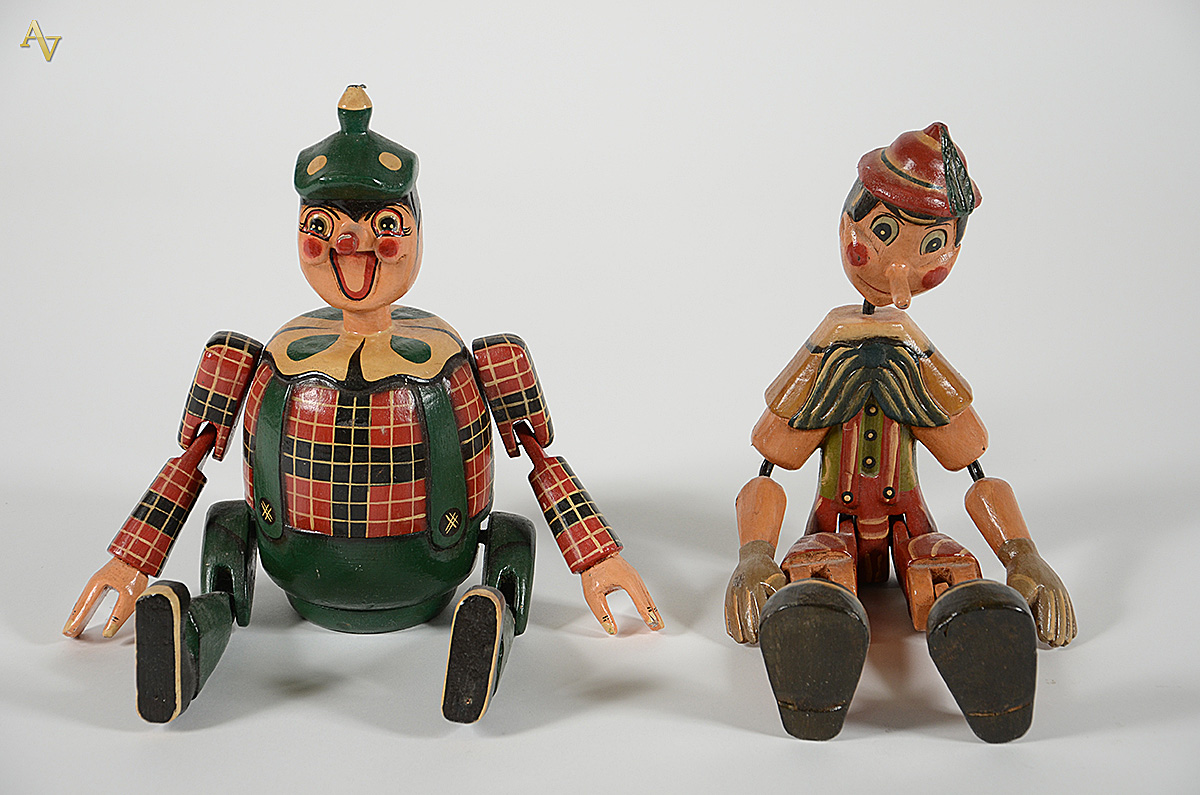 Duas figuras de Pinóquio de madeira articulada. Altura 40 cm cada. - foto 1 de 3