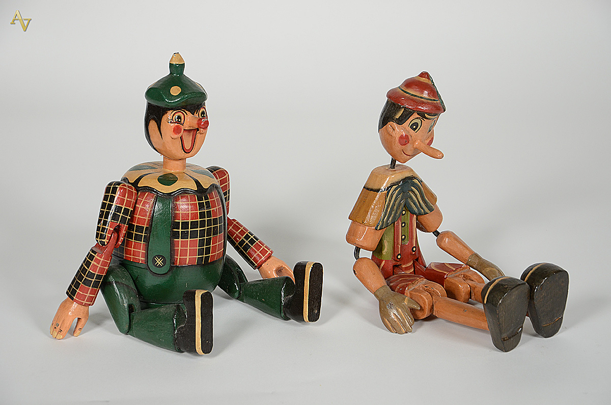 Duas figuras de Pinóquio de madeira articulada. Altura 40 cm cada. - foto 2 de 3