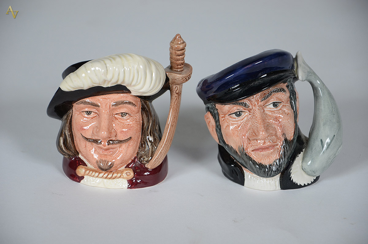 Duas pequenas canecas de faiança inglesa Royal Doulton - Altura 10 cm... - foto 1 de 2