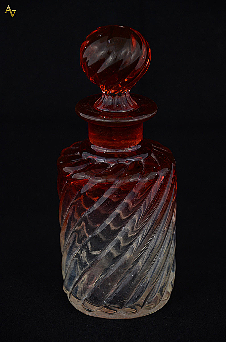 Perfumeiro de cristal frances Baccarat na cor vermelha degradê em...