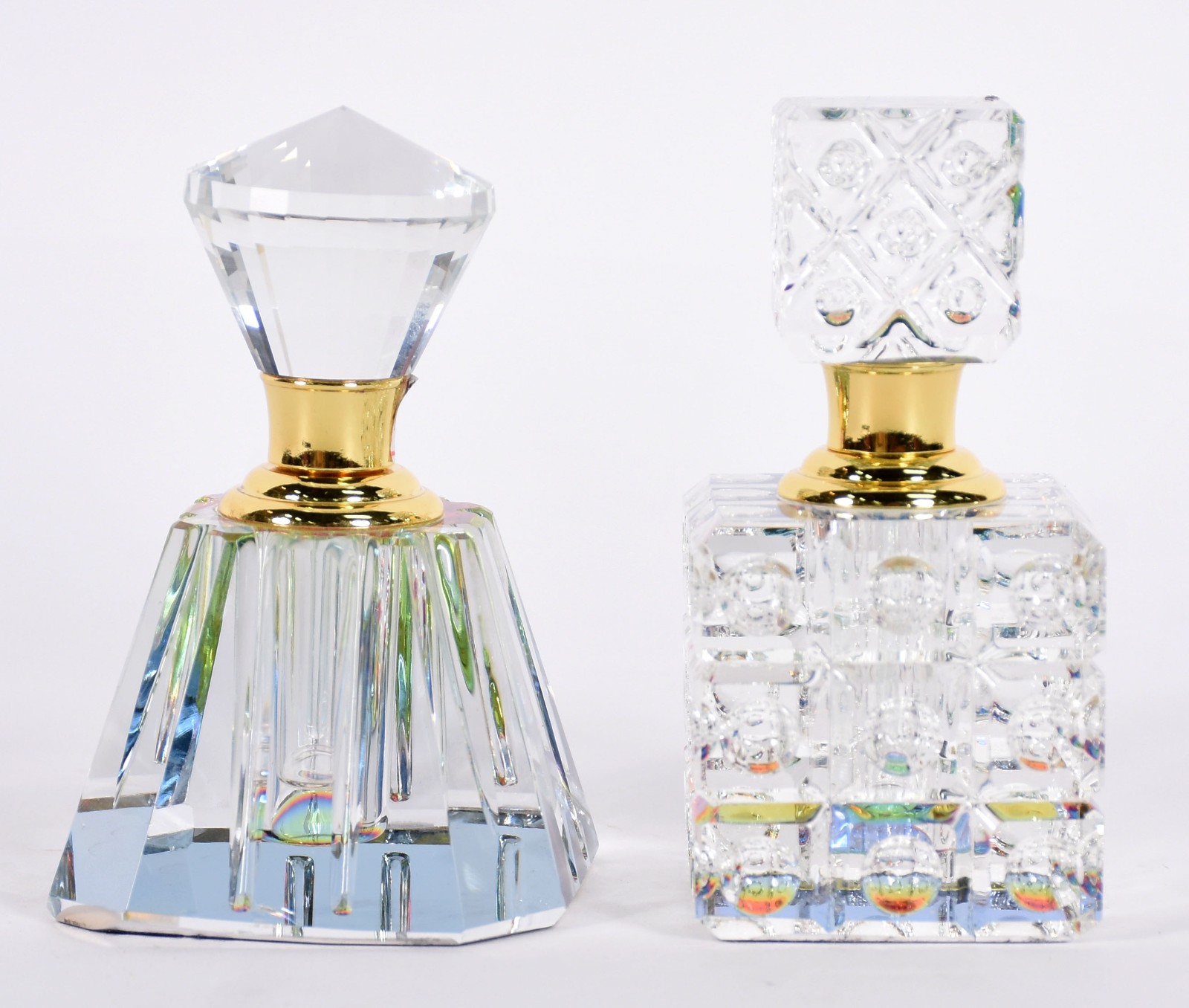 Dois perfumeiros de cristal sendo um quadrado e outro oitavado... - foto 1 de 4