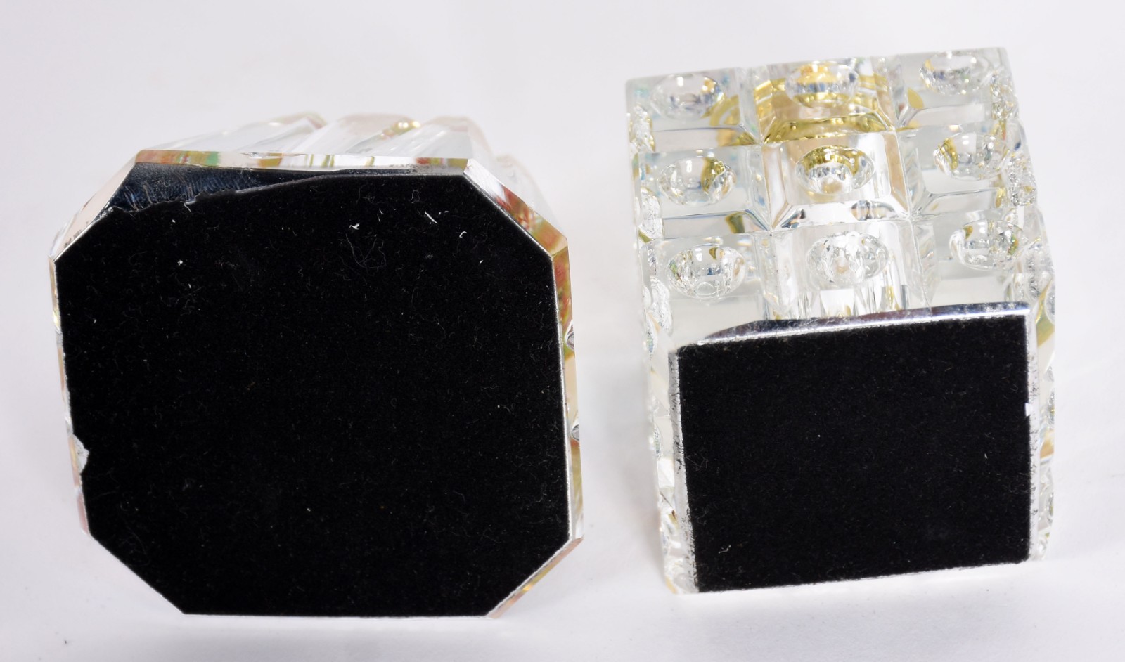 Dois perfumeiros de cristal sendo um quadrado e outro oitavado... - foto 4 de 4