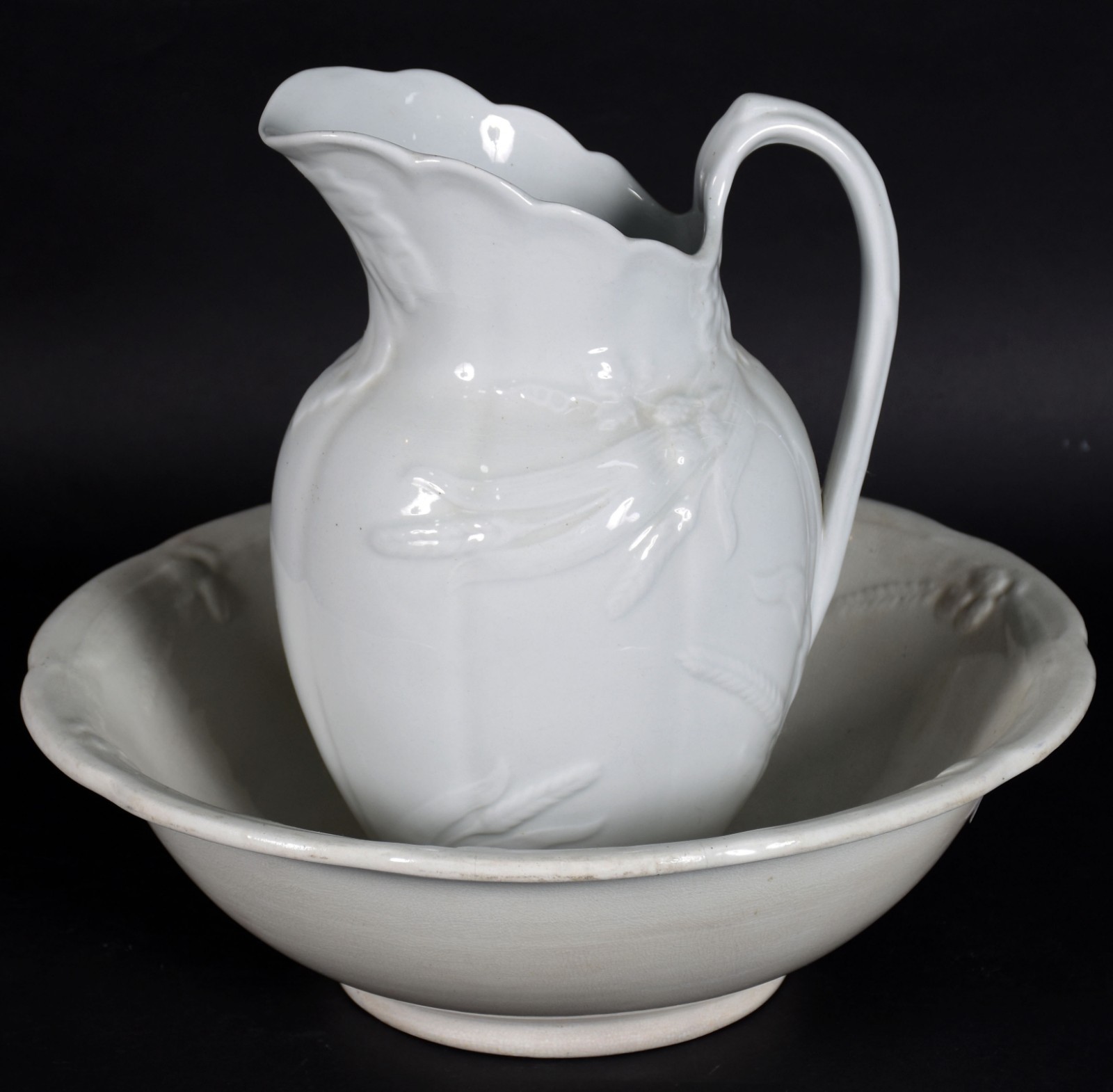 Jarra e bacia de porcelana inglesa na cor branca (bacia com craquelê). - foto 2 de 8