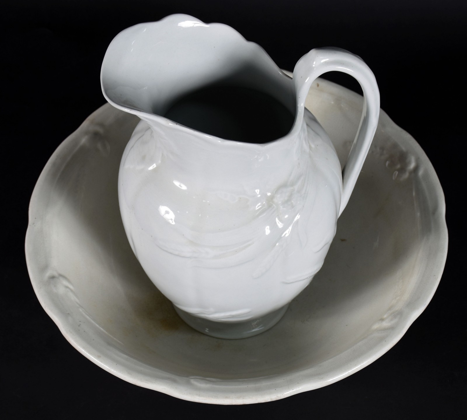 Jarra e bacia de porcelana inglesa na cor branca (bacia com craquelê). - foto 3 de 8