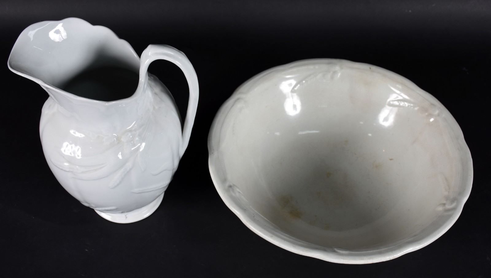 Jarra e bacia de porcelana inglesa na cor branca (bacia com craquelê). - foto 4 de 8