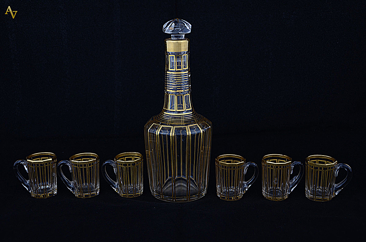 Conjunto de licoreira e 6 canequinhas de cristal lapidado decorado...