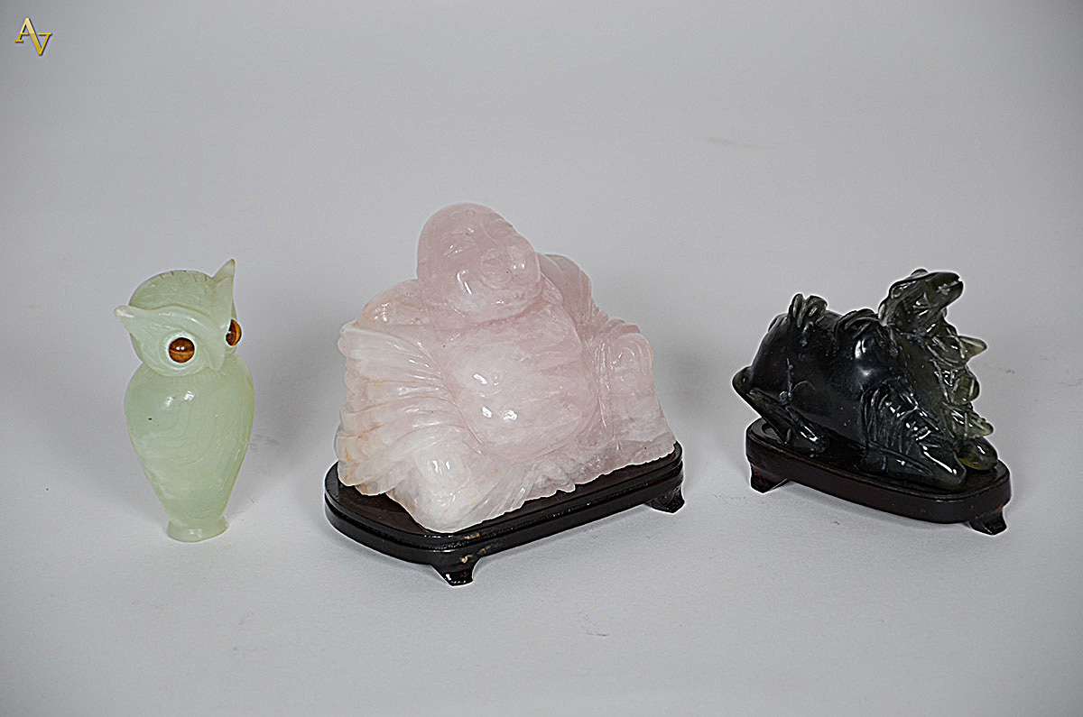 Tres peças diversas de Jade, sendo: Buda (14 x 12 cm), camelo (11 x...