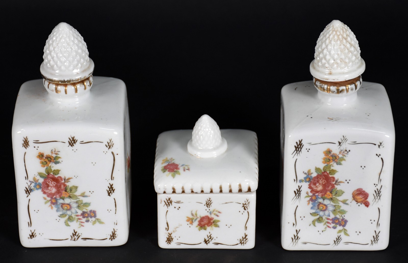Três peças de porcelana para toilette, sendo par de perfumeiros e... - foto 2 de 5