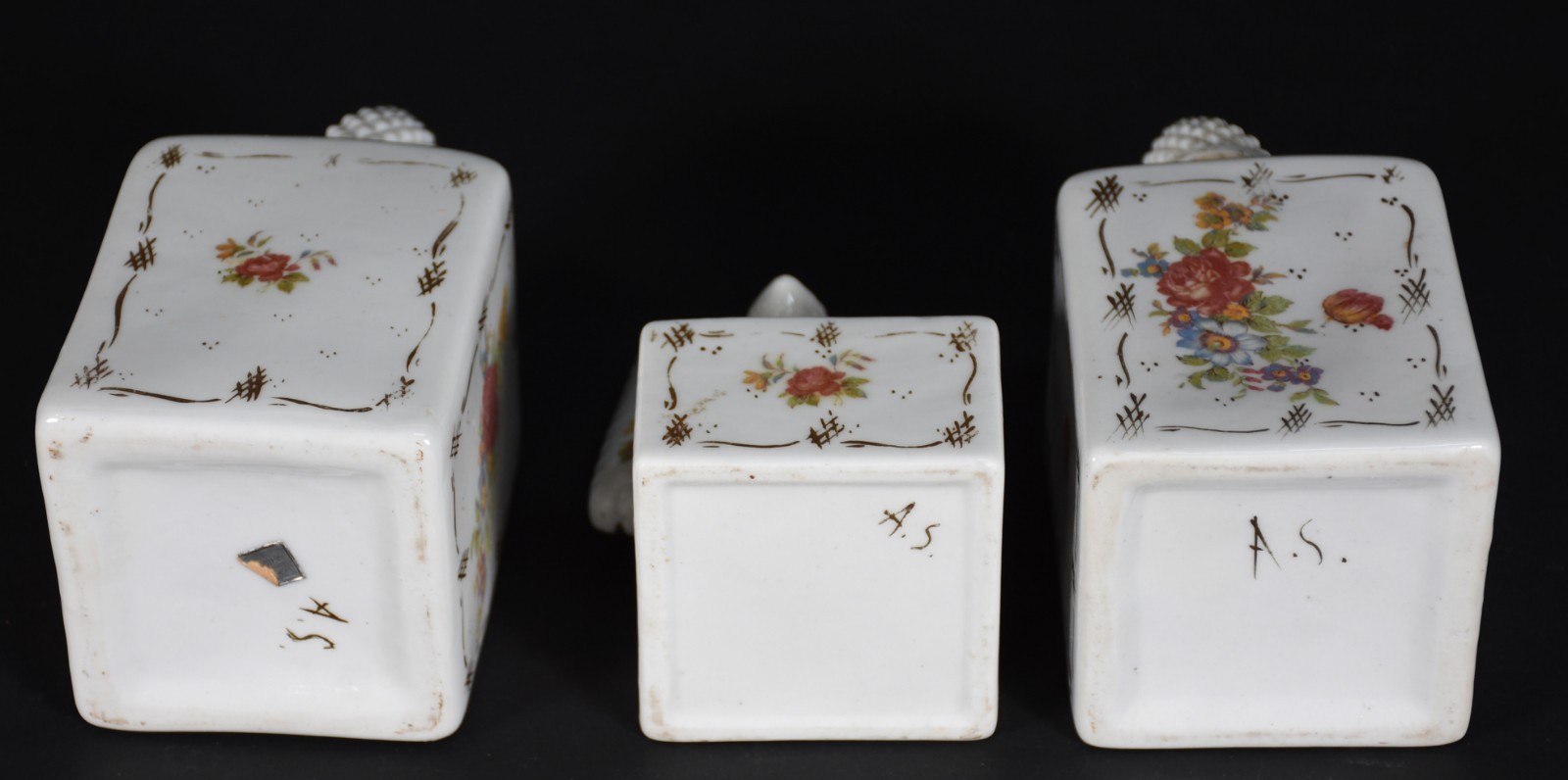 Três peças de porcelana para toilette, sendo par de perfumeiros e... - foto 3 de 5