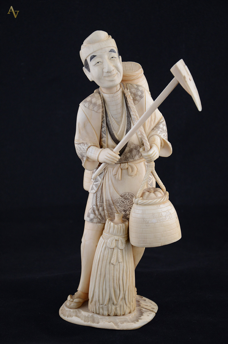 Escultura de marfim representando andarilho, braço com movimento de... - foto 1 de 2