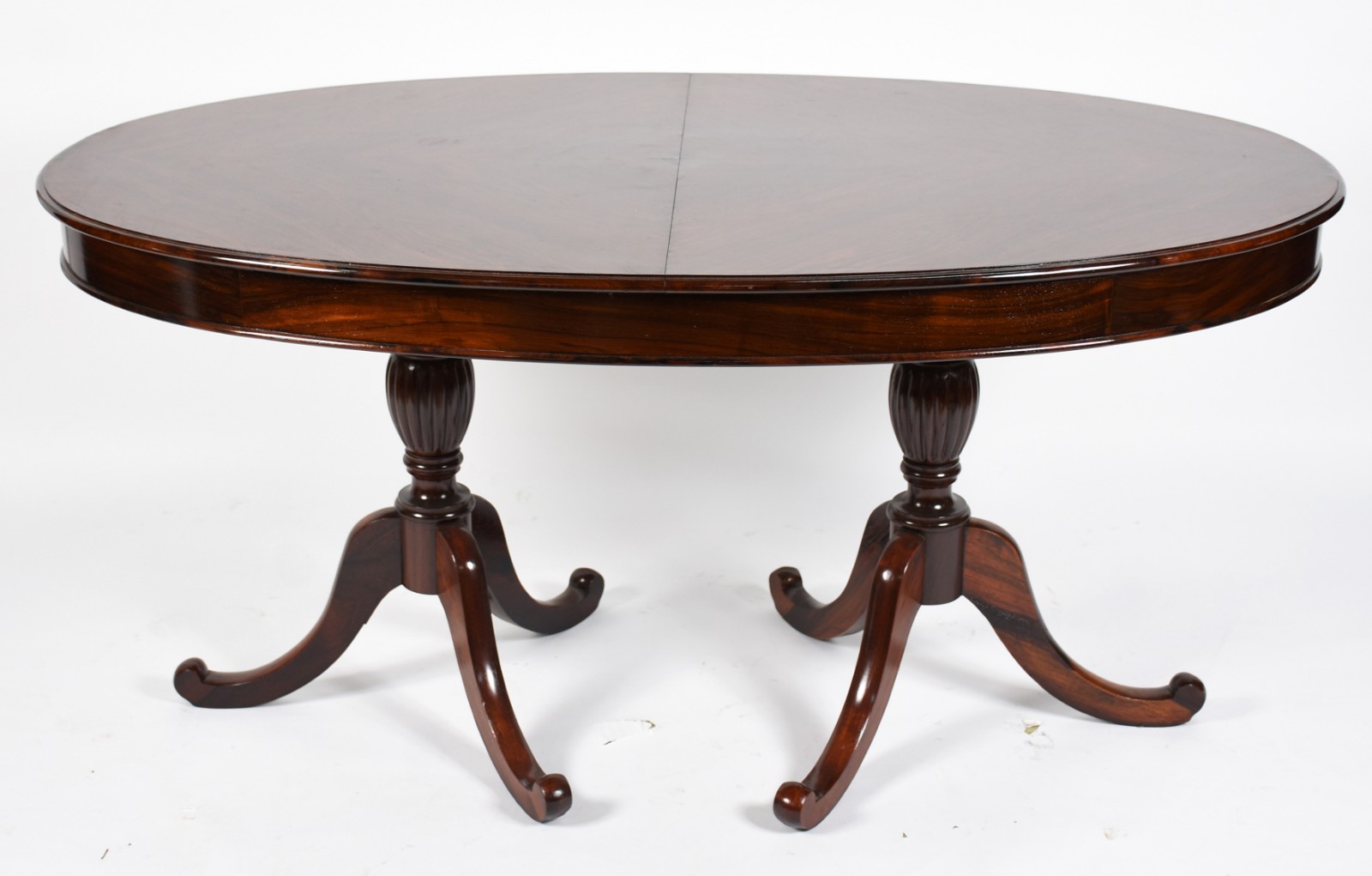 Mesa de jantar de jacarandá feitio oval, tabua extensora embutida... - foto 2 de 6