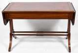Mesa de madeira nobre estilo inglês, abas later... - Mesa de madeira nobre estilo inglês, abas laterais, tampo forrado com couro vermelho, apoio em duas pernas cilíndricas de cada lado unidas por t...