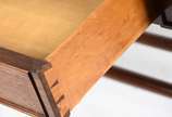 Mesa de madeira nobre estilo inglês, abas later... - Mesa de madeira nobre estilo inglês, abas laterais, tampo forrado com couro vermelho, apoio em duas pernas cilíndricas de cada lado unidas por t...