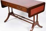 Mesa de madeira nobre estilo inglês, abas later... - Mesa de madeira nobre estilo inglês, abas laterais, tampo forrado com couro vermelho, apoio em duas pernas cilíndricas de cada lado unidas por t...