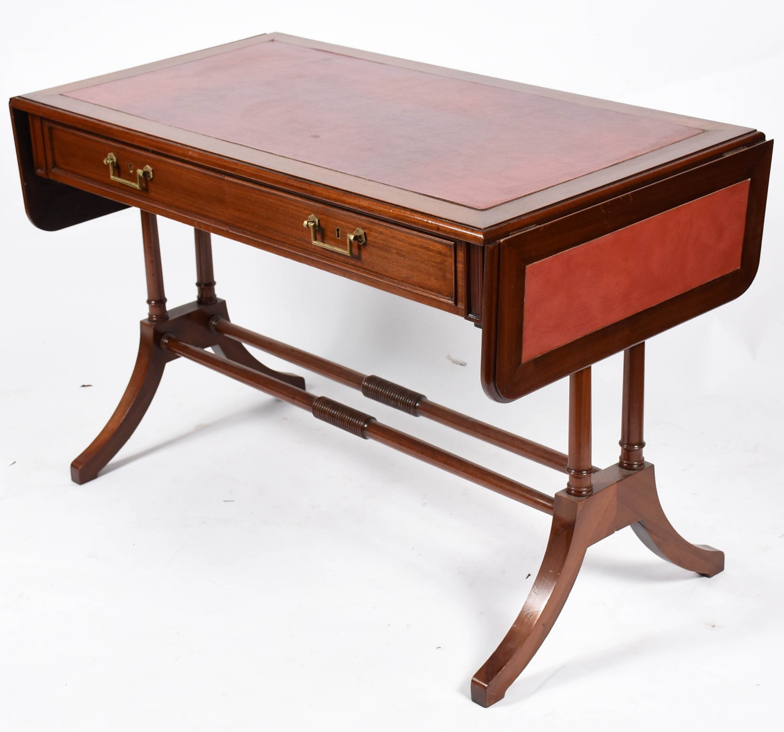 Mesa de madeira nobre estilo inglês, abas laterais, tampo forrado com... - foto 2 de 5