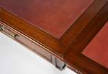 Mesa de madeira nobre estilo inglês, abas later... - Mesa de madeira nobre estilo inglês, abas laterais, tampo forrado com couro vermelho, apoio em duas pernas cilíndricas de cada lado unidas por t...