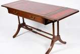 Mesa de madeira nobre estilo inglês, abas later... - Mesa de madeira nobre estilo inglês, abas laterais, tampo forrado com couro vermelho, apoio em duas pernas cilíndricas de cada lado unidas por t...