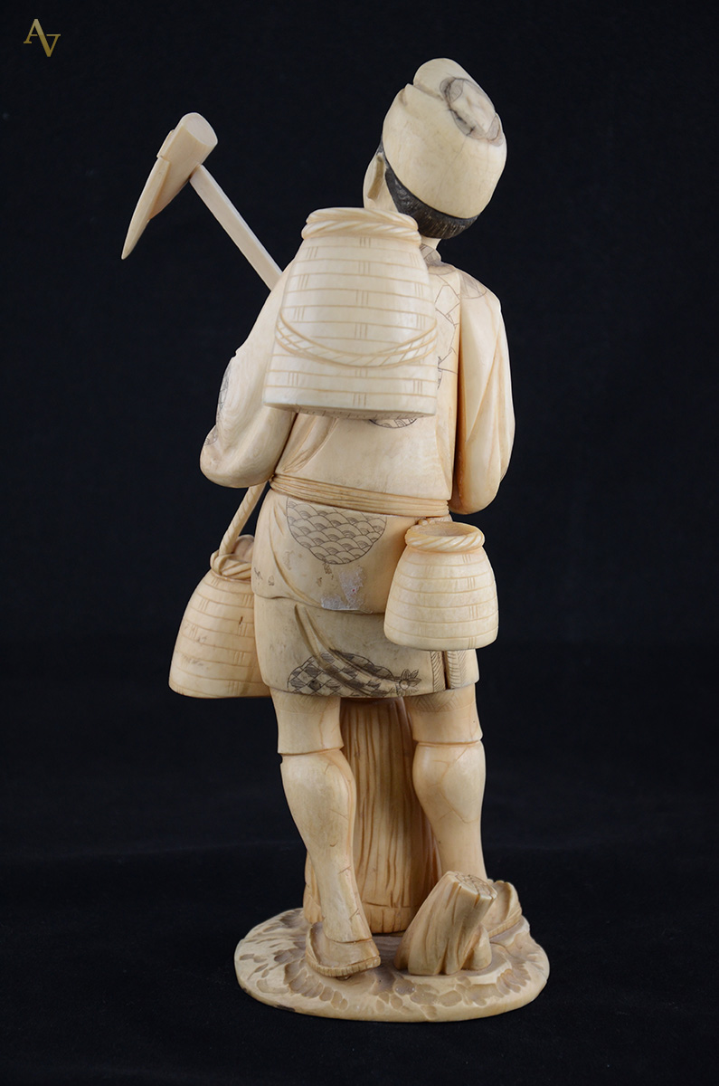 Escultura de marfim representando andarilho, braço com movimento de... - foto 2 de 2