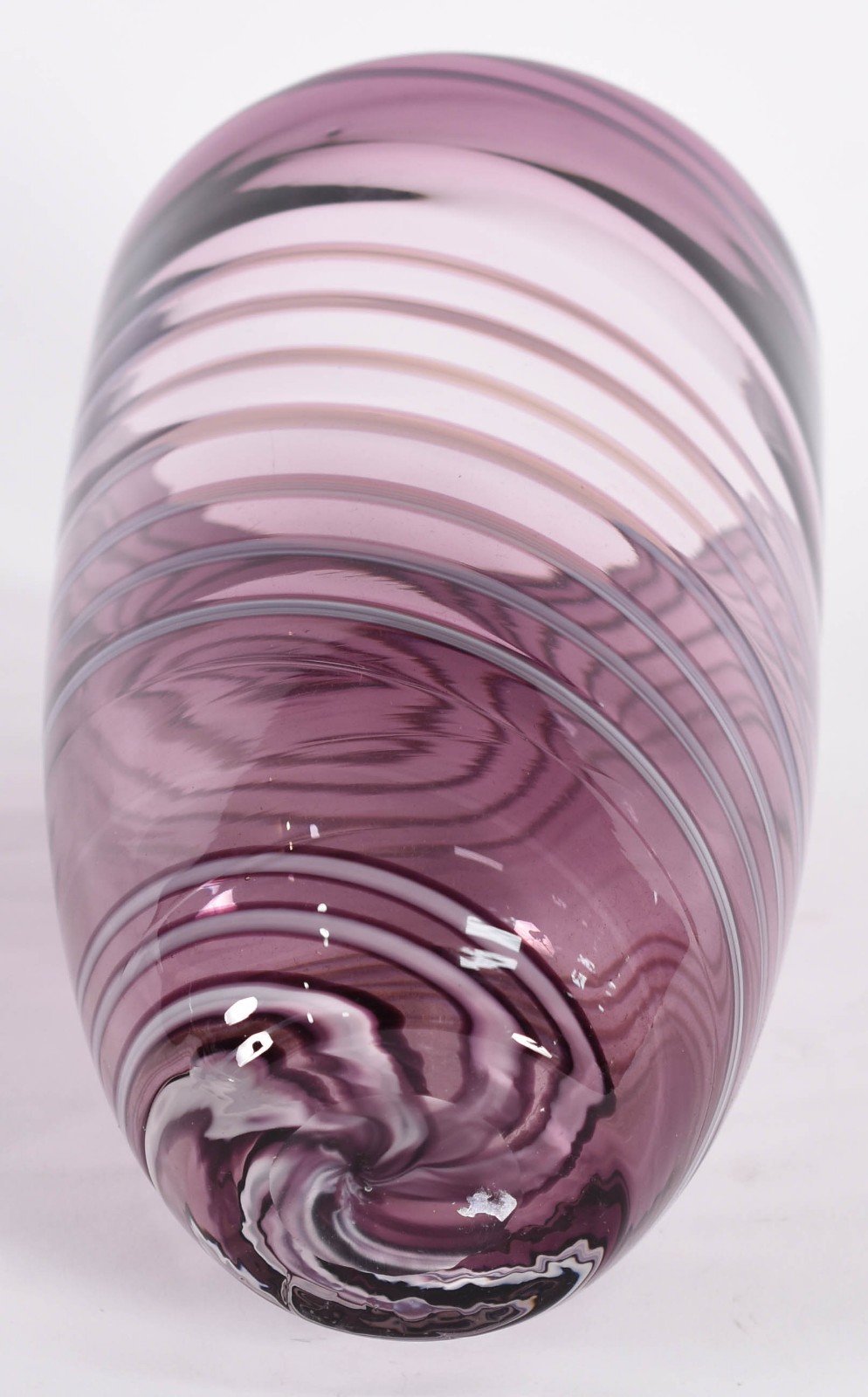 Vaso decorativo de vidro com serpentinas na cor lilás. - foto 3 de 3