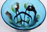 Vaso decorativo de murano azul com mesclas colo... - Vaso decorativo de murano azul com mesclas coloridas.