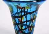 Vaso decorativo de murano azul com mesclas colo... - Vaso decorativo de murano azul com mesclas coloridas.