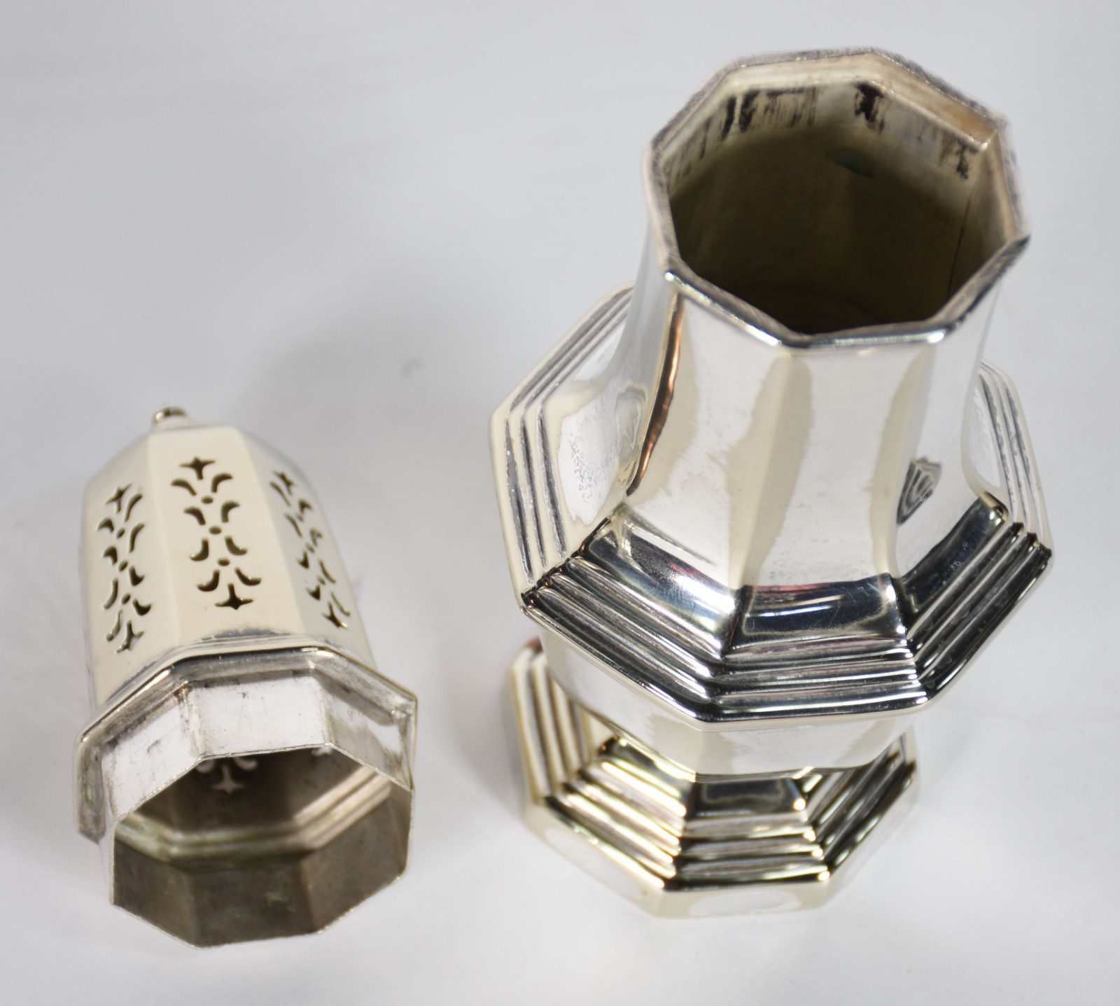 Diversas peças de metal prateado, sendo: par de castiçais, porta... - foto 4 de 7