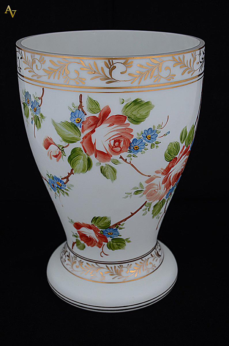 Vaso de Opalina branca decorada com flores em policromia e borda com...