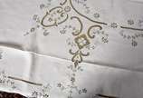 Toalha na cor bege com bordados (com manchas, f... - Toalha na cor bege com bordados (com manchas, furos e emenda)