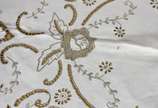 Toalha na cor bege com bordados (com manchas, f... - Toalha na cor bege com bordados (com manchas, furos e emenda)