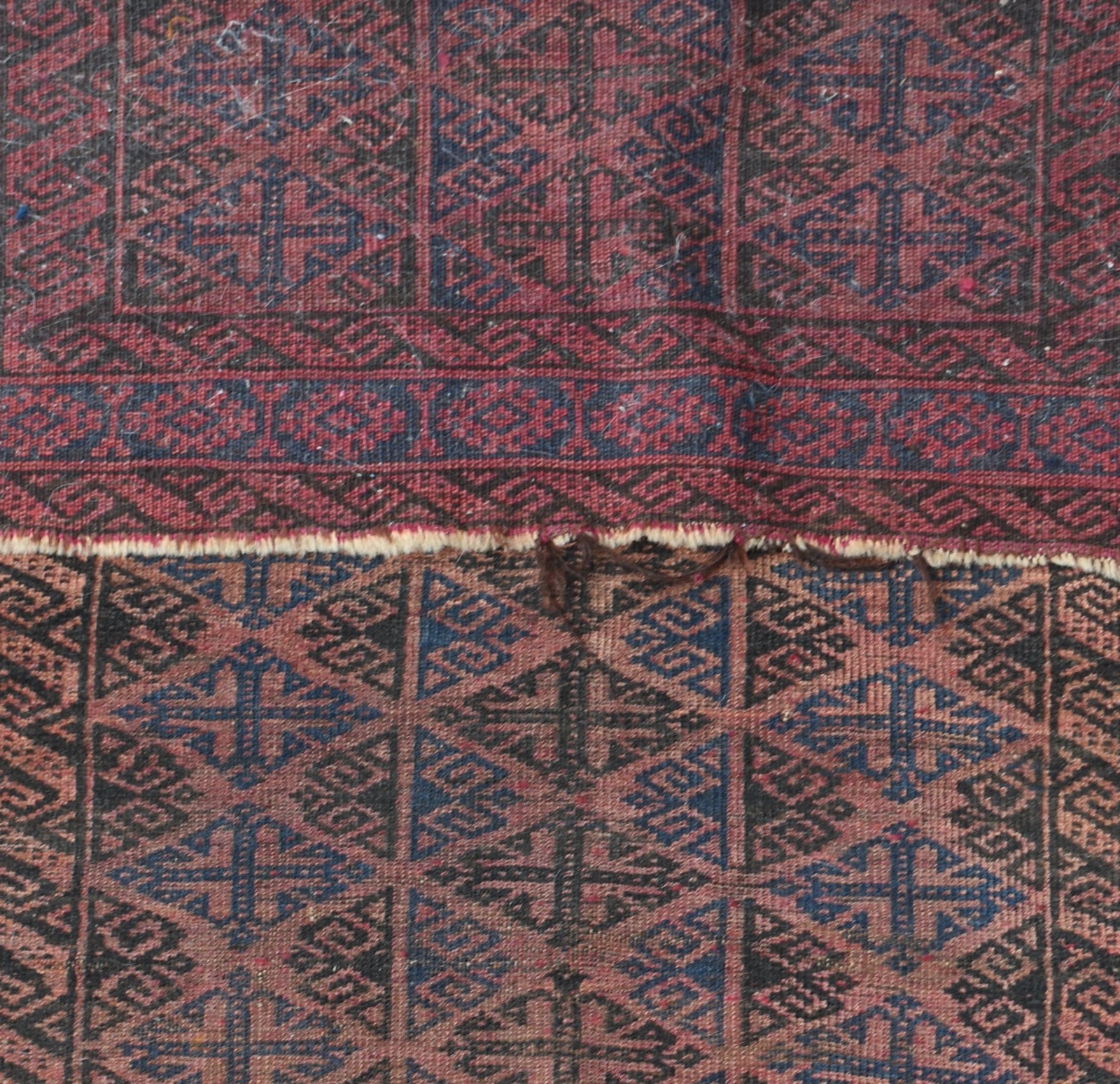 Tapete Afghan (franja soltando). - foto 2 de 3