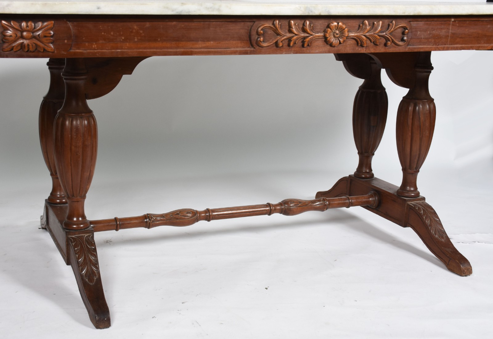Mesa de jantar madeira nobre com tampo de mármore, base em duplo... - foto 2 de 3