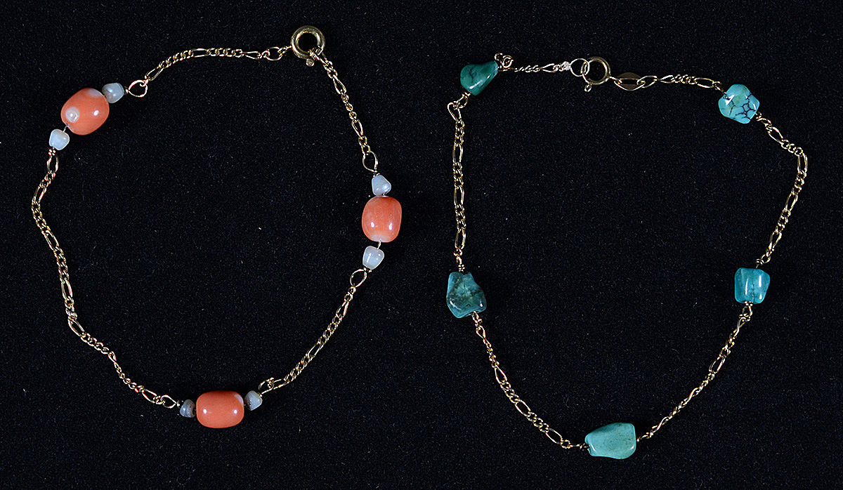 Conjunto com duas pulseiras de ouro 18 k sendo: uma com pedras...