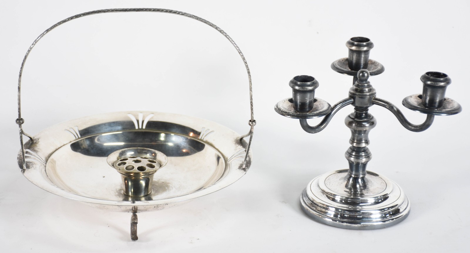 Duas peças de metal prateado sendo, candelabro para 3 velas e... - foto 1 de 6