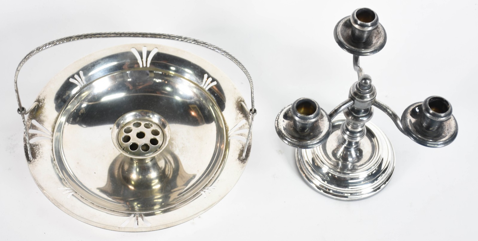 Duas peças de metal prateado sendo, candelabro para 3 velas e... - foto 2 de 6