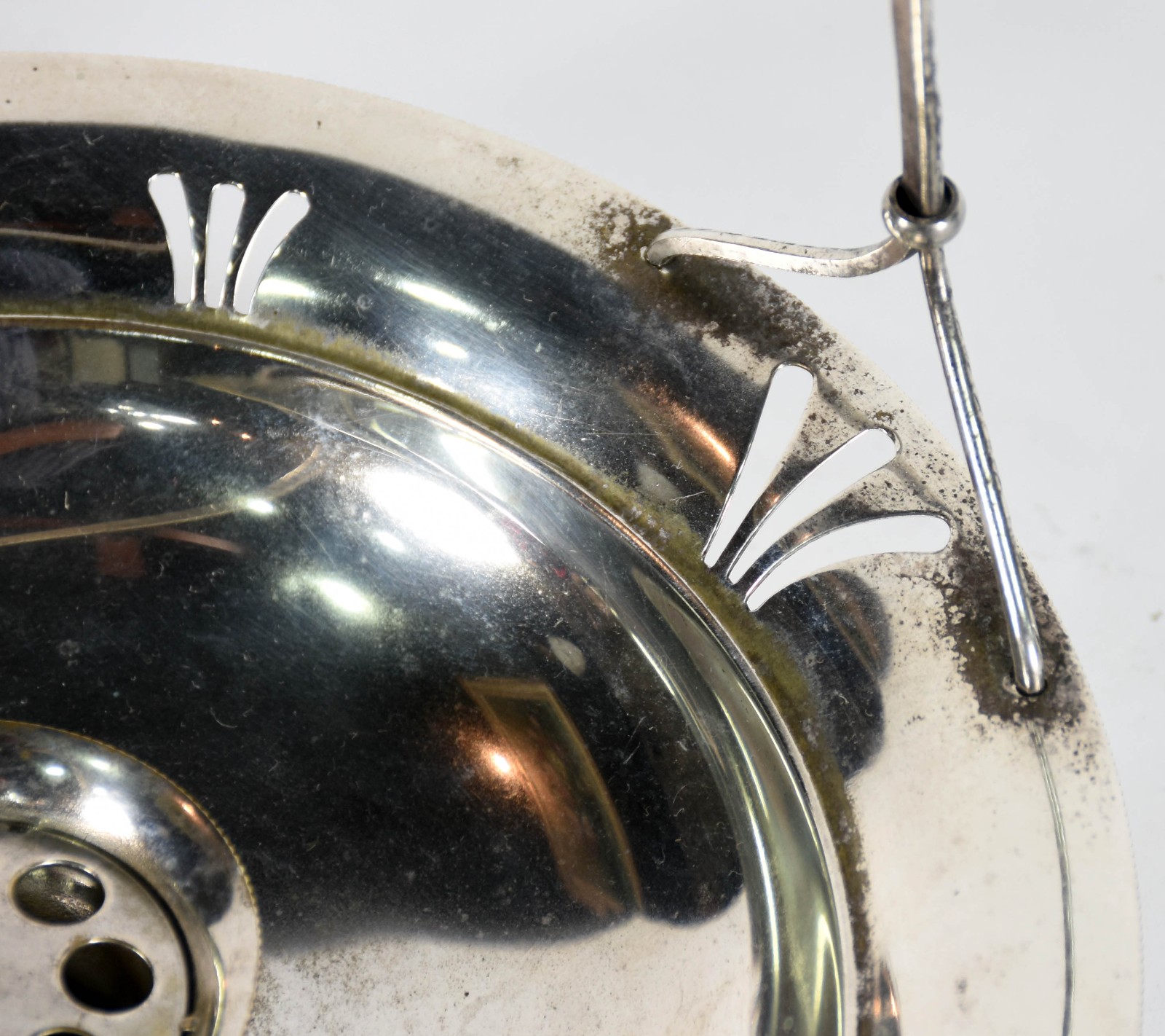 Duas peças de metal prateado sendo, candelabro para 3 velas e... - foto 4 de 6