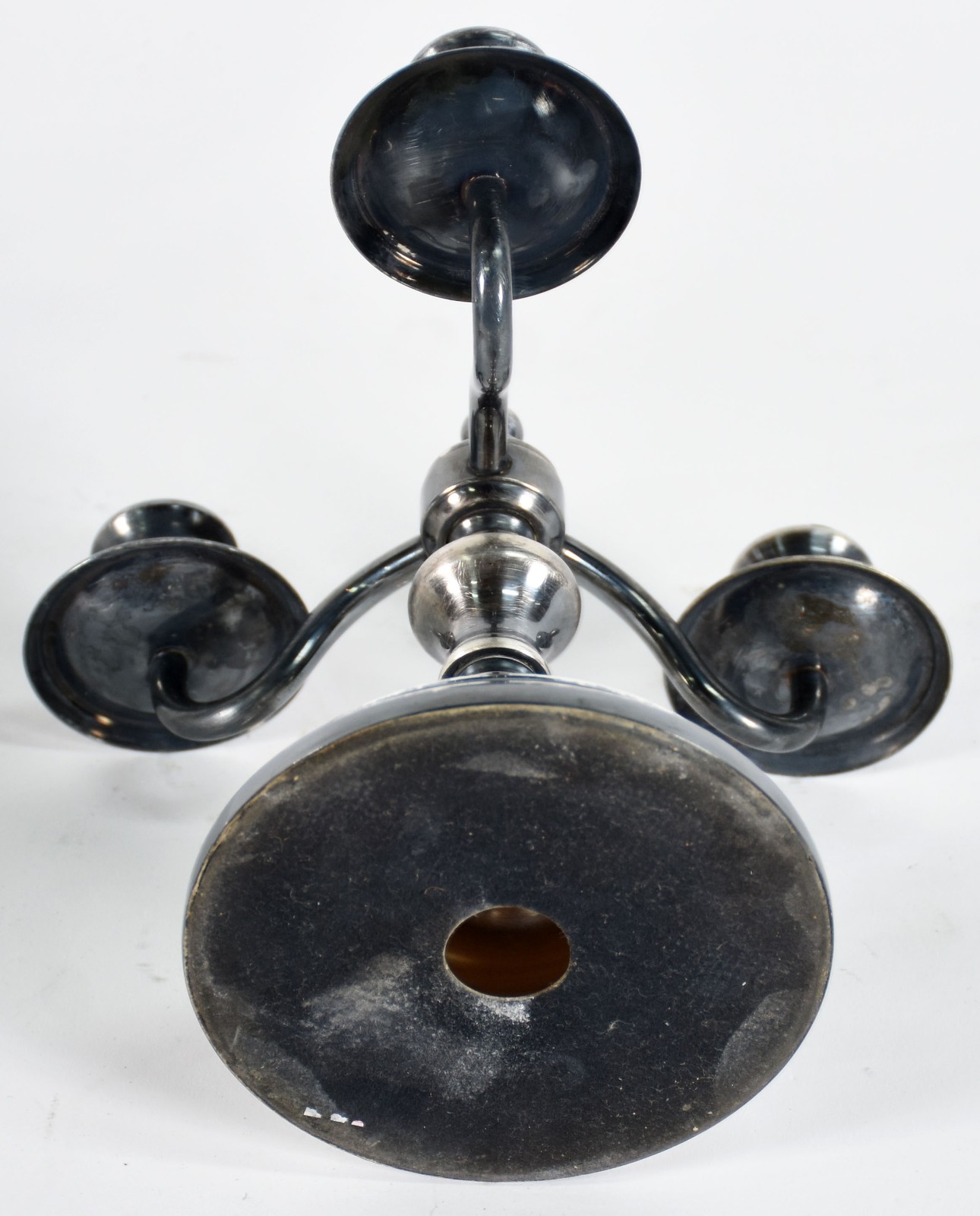Duas peças de metal prateado sendo, candelabro para 3 velas e... - foto 3 de 6
